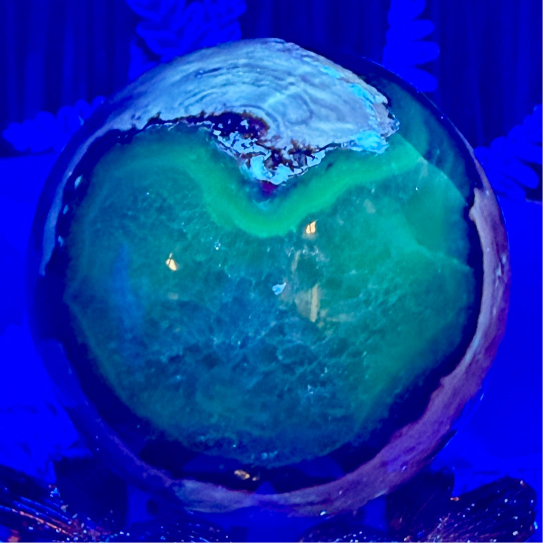 Volcanic Agate Quartz Sphere UV Reactive Crystal Ball 296g 61mm
