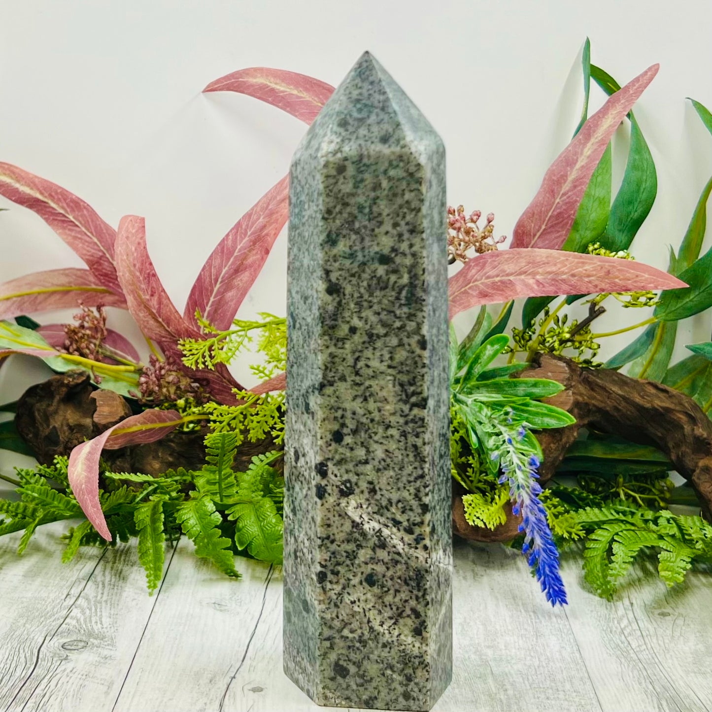 Yooperlite Tower UV Reactive Crystal Generator 1026g 207mm