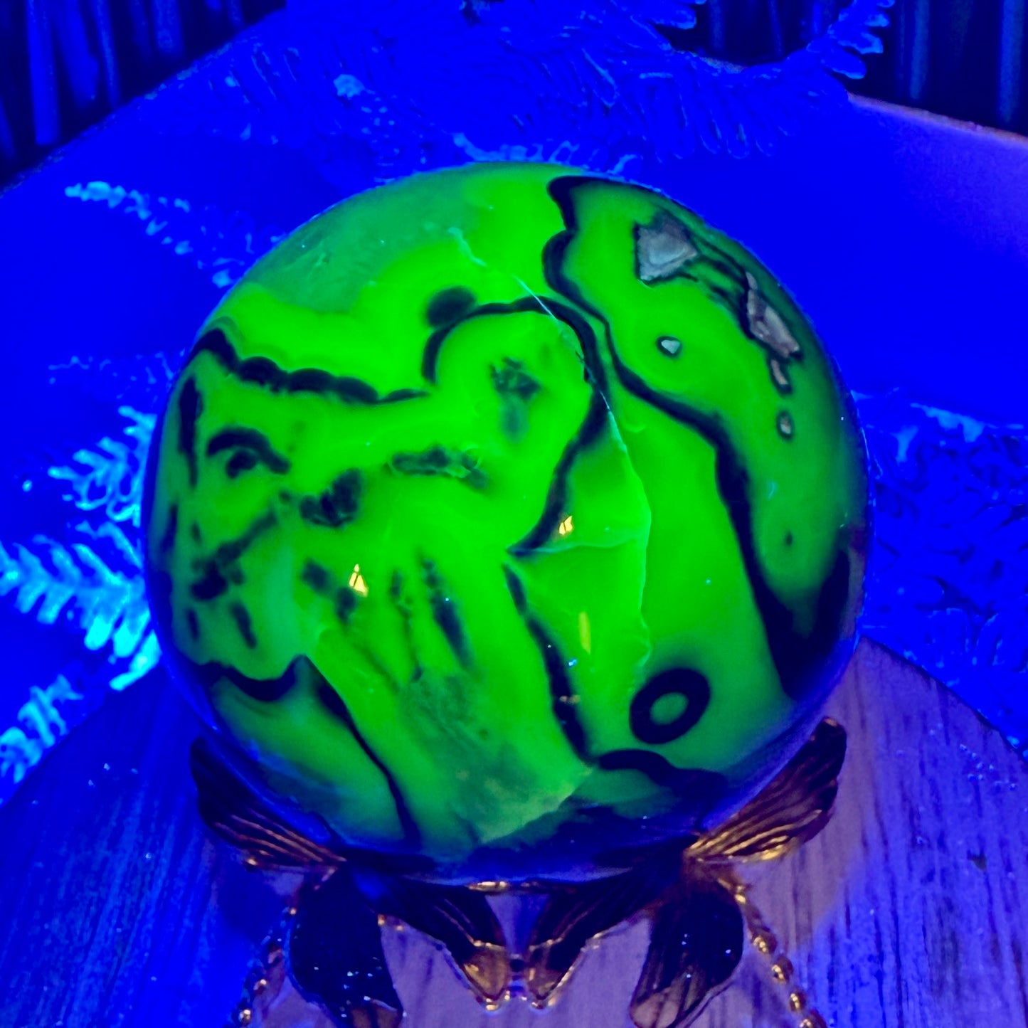 Volcanic Agate Quartz Sphere UV Reactive Crystal Ball 592g 75mm