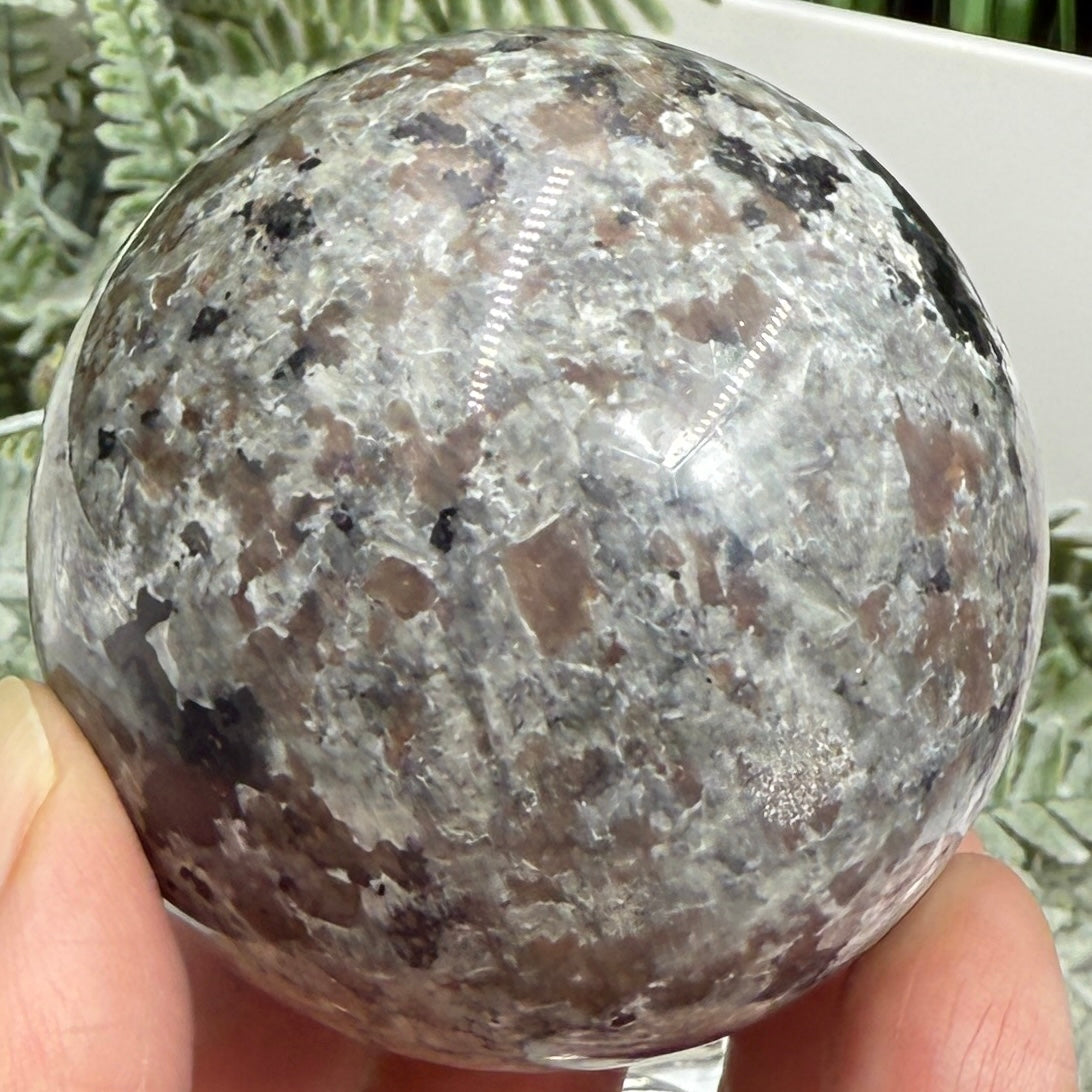 Yooperlite Sphere UV Reactive Healing Crystal Ball 261g 57mm