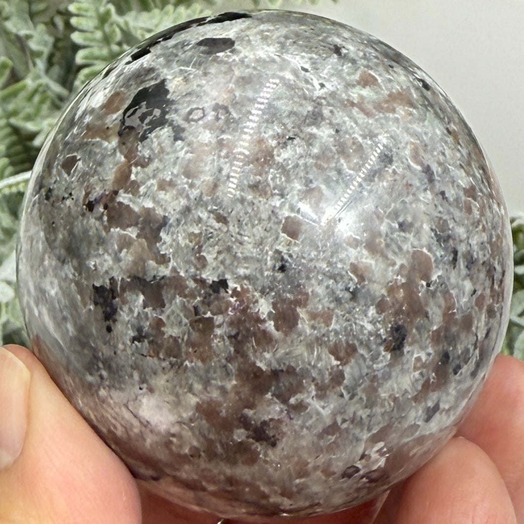 Yooperlite Sphere UV Reactive Healing Crystal Ball 261g 57mm