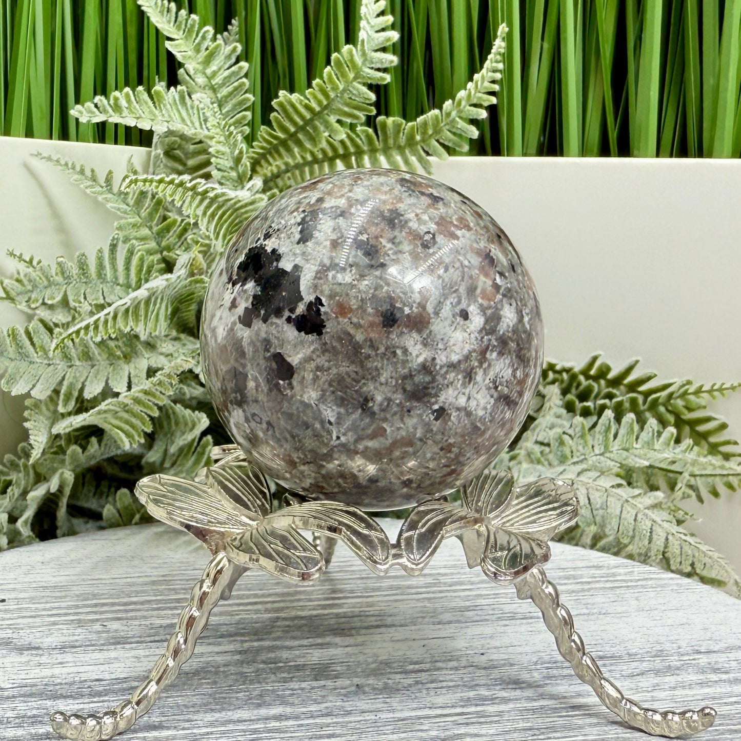 Yooperlite Sphere UV Reactive Healing Crystal Ball 261g 57mm