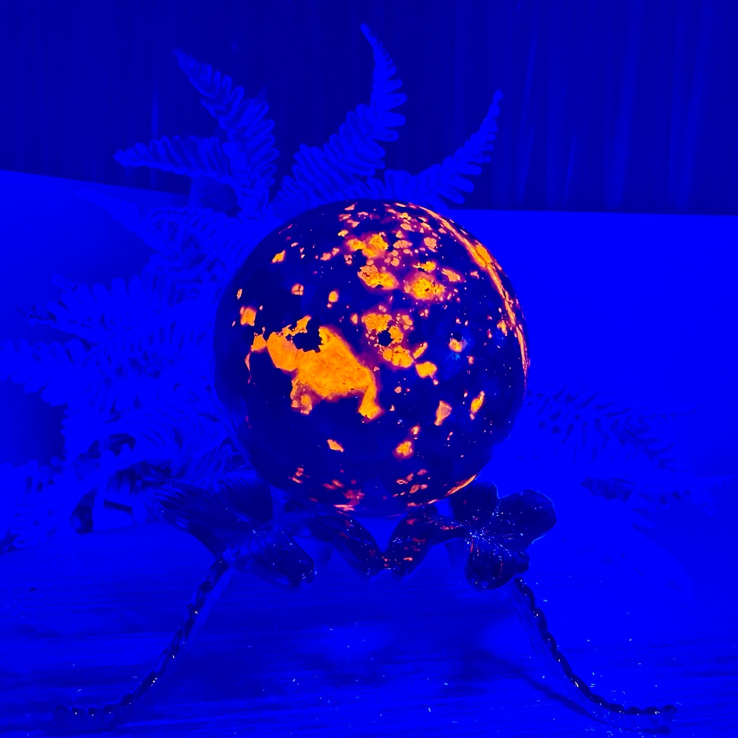 Yooperlite Sphere UV Reactive Healing Crystal Ball 261g 57mm