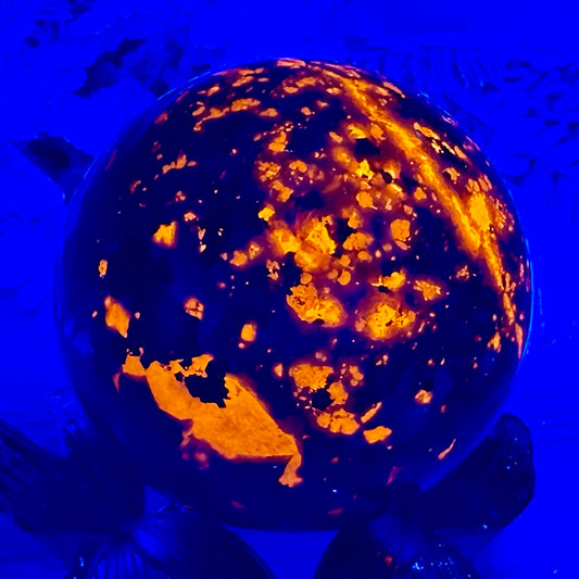 Yooperlite Sphere UV Reactive Healing Crystal Ball 261g 57mm