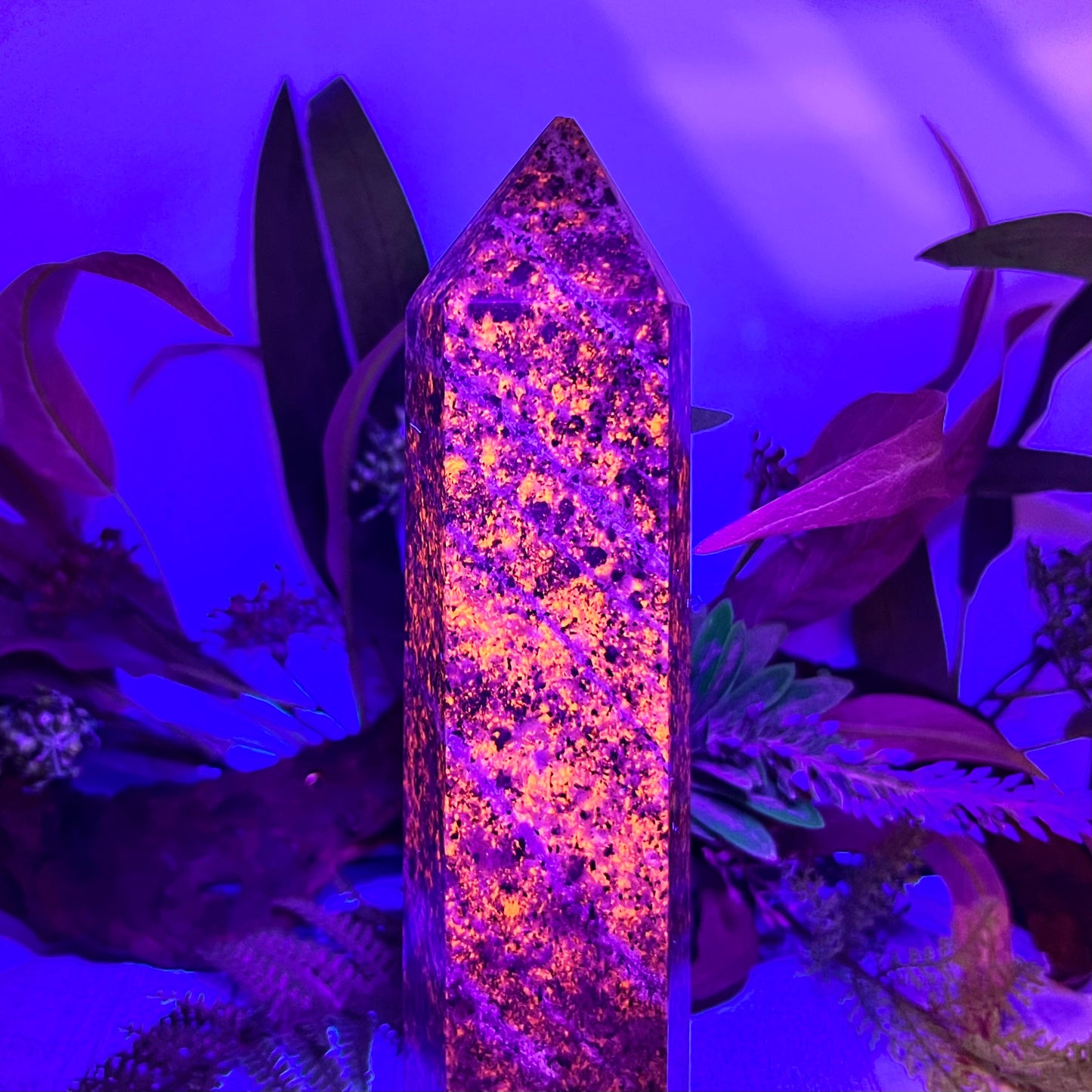 Yooperlite Tower UV Reactive Crystal Generator 994g 216mm